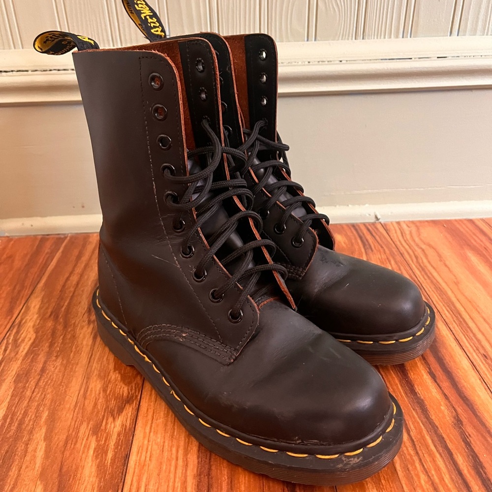 Like new MADE IN ENGLAND Dr. Martens velvet 8 eyes UK Size 6 US women’s 8